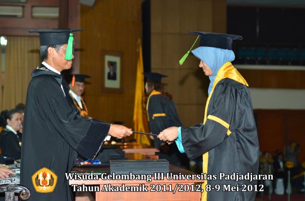 wisuda-unpad-gel-iii-2011_2012-fakultas-kedokteran-oleh-dekan-185