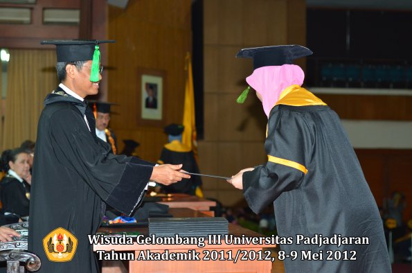 wisuda-unpad-gel-iii-2011_2012-fakultas-kedokteran-oleh-dekan-186