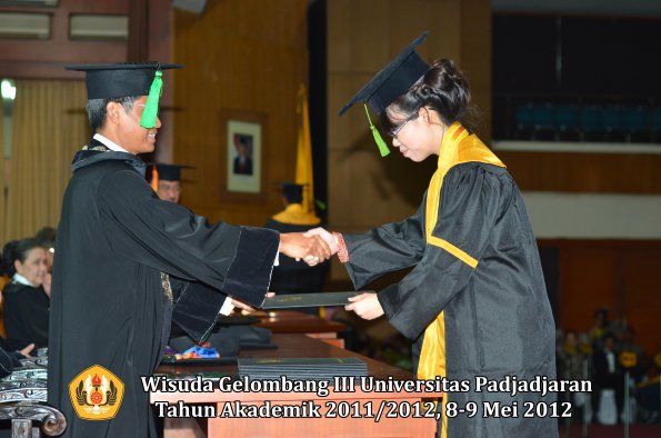 wisuda-unpad-gel-iii-2011_2012-fakultas-kedokteran-oleh-dekan-191