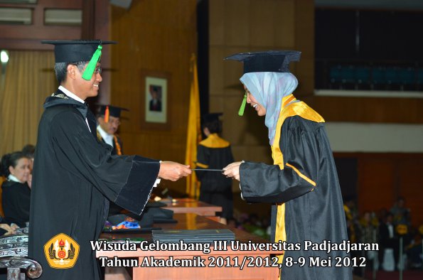 wisuda-unpad-gel-iii-2011_2012-fakultas-kedokteran-oleh-dekan-192