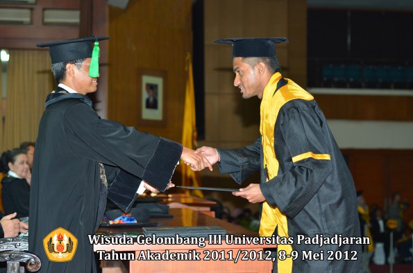 wisuda-unpad-gel-iii-2011_2012-fakultas-kedokteran-oleh-dekan-194