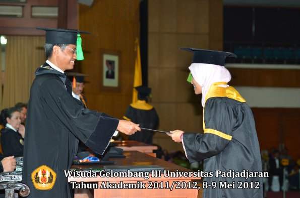 wisuda-unpad-gel-iii-2011_2012-fakultas-kedokteran-oleh-dekan-196