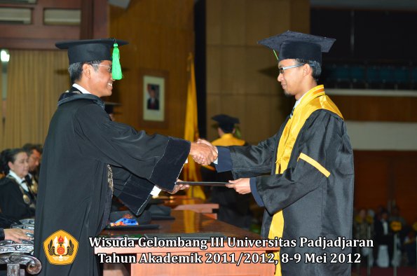 wisuda-unpad-gel-iii-2011_2012-fakultas-kedokteran-oleh-dekan-198