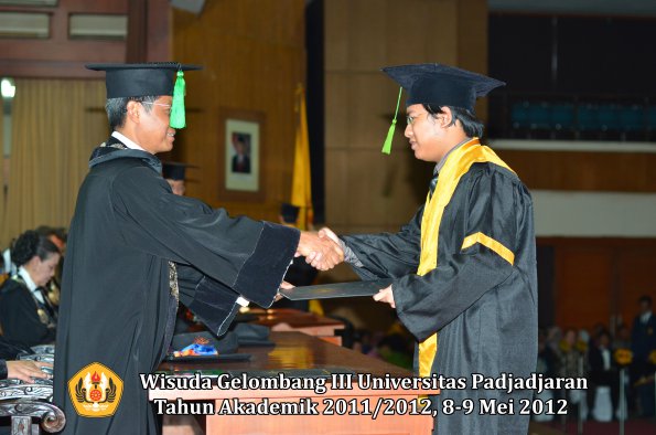 wisuda-unpad-gel-iii-2011_2012-fakultas-kedokteran-oleh-dekan-199