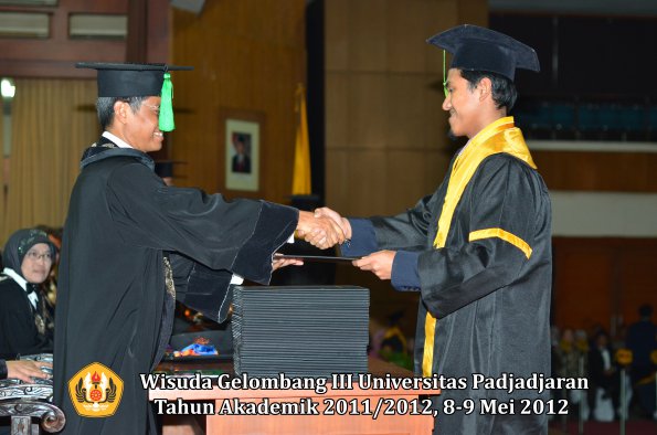 wisuda-unpad-gel-iii-2011_2012-fakultas-kedokteran-oleh-dekan-201