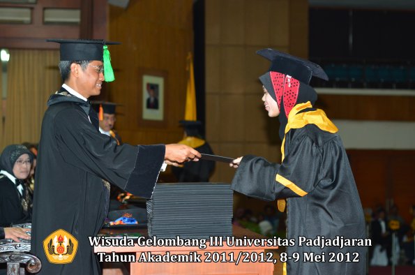 wisuda-unpad-gel-iii-2011_2012-fakultas-kedokteran-oleh-dekan-203