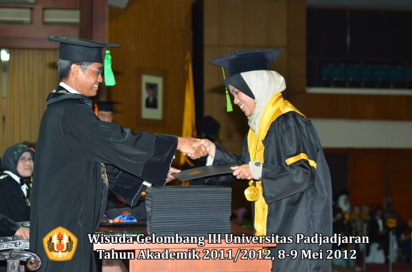 wisuda-unpad-gel-iii-2011_2012-fakultas-kedokteran-oleh-dekan-207