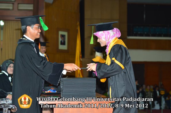 wisuda-unpad-gel-iii-2011_2012-fakultas-kedokteran-oleh-dekan-208