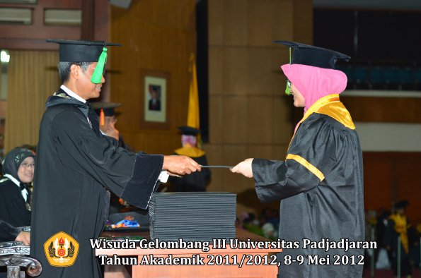 wisuda-unpad-gel-iii-2011_2012-fakultas-kedokteran-oleh-dekan-209