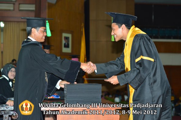 wisuda-unpad-gel-iii-2011_2012-fakultas-kedokteran-oleh-dekan-210