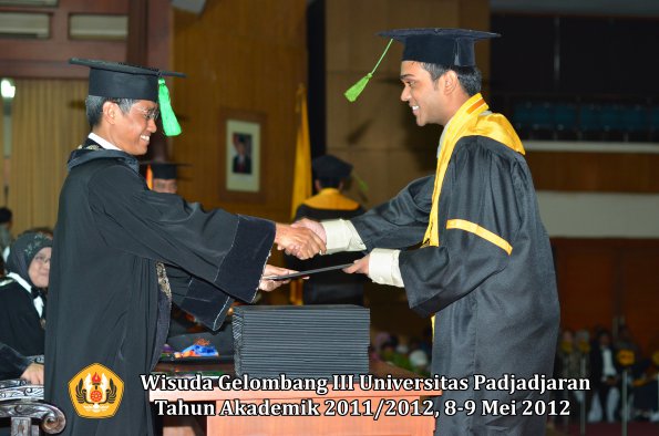 wisuda-unpad-gel-iii-2011_2012-fakultas-kedokteran-oleh-dekan-211