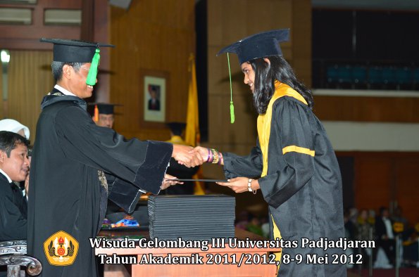 wisuda-unpad-gel-iii-2011_2012-fakultas-kedokteran-oleh-dekan-212