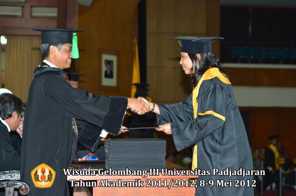 wisuda-unpad-gel-iii-2011_2012-fakultas-kedokteran-oleh-dekan-213