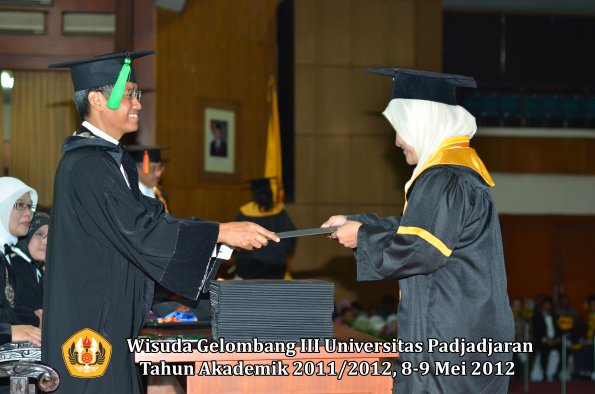 wisuda-unpad-gel-iii-2011_2012-fakultas-kedokteran-oleh-dekan-214