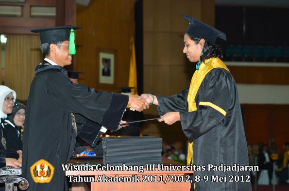 wisuda-unpad-gel-iii-2011_2012-fakultas-kedokteran-oleh-dekan-215