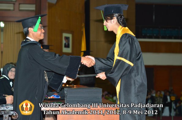 wisuda-unpad-gel-iii-2011_2012-fakultas-kedokteran-oleh-dekan-219