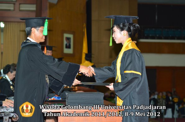 wisuda-unpad-gel-iii-2011_2012-fakultas-kedokteran-oleh-dekan-225