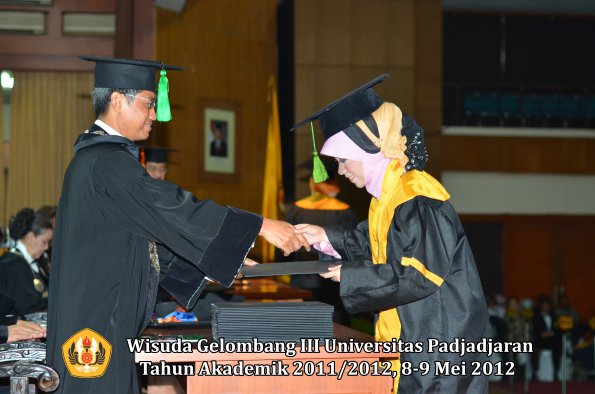 wisuda-unpad-gel-iii-2011_2012-fakultas-kedokteran-oleh-dekan-228