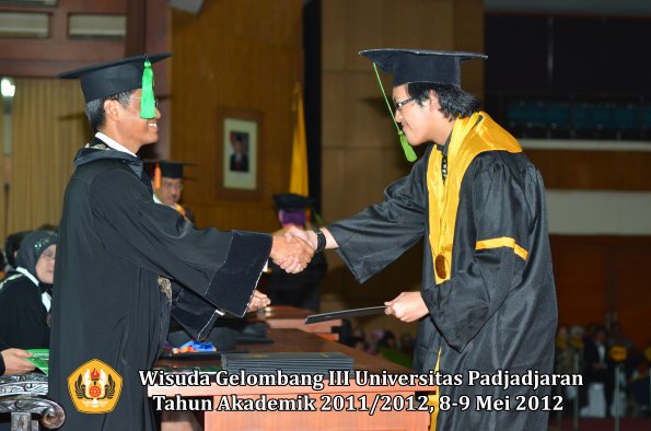 wisuda-unpad-gel-iii-2011_2012-fakultas-kedokteran-oleh-dekan-241