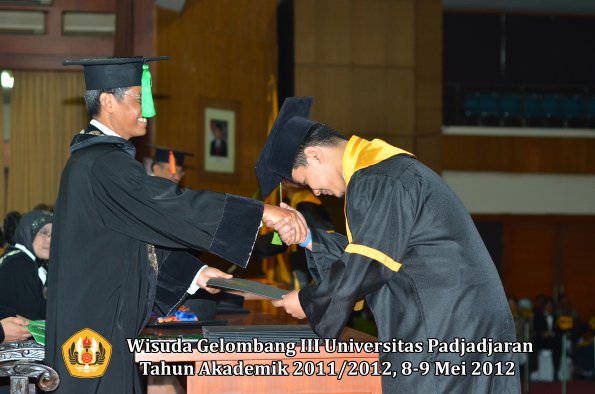 wisuda-unpad-gel-iii-2011_2012-fakultas-kedokteran-oleh-dekan-243