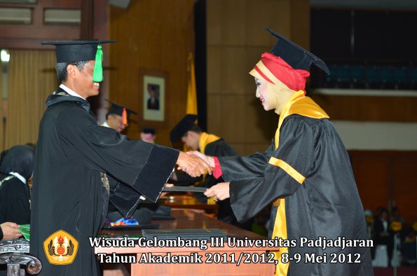 wisuda-unpad-gel-iii-2011_2012-fakultas-kedokteran-oleh-dekan-244