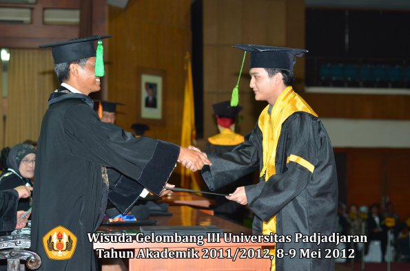 wisuda-unpad-gel-iii-2011_2012-fakultas-kedokteran-oleh-dekan-245