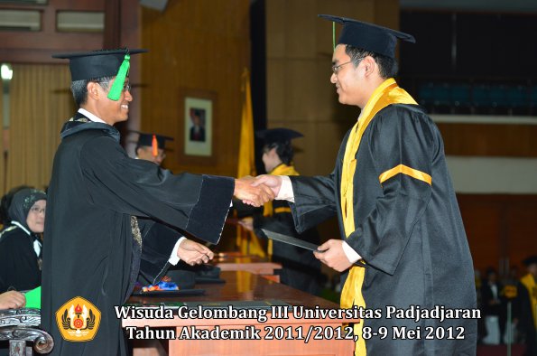 wisuda-unpad-gel-iii-2011_2012-fakultas-kedokteran-oleh-dekan-248