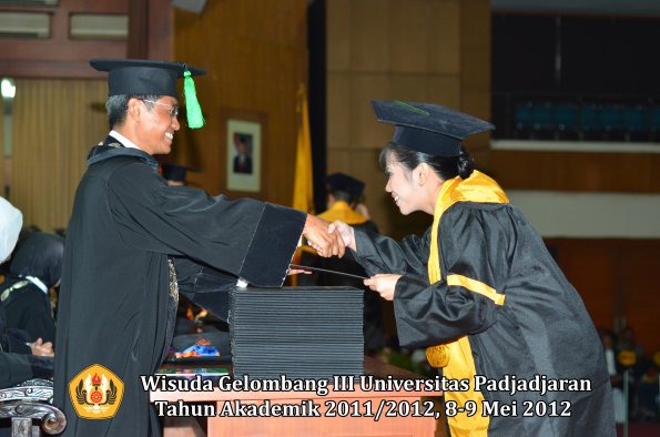 wisuda-unpad-gel-iii-2011_2012-fakultas-kedokteran-oleh-dekan-251