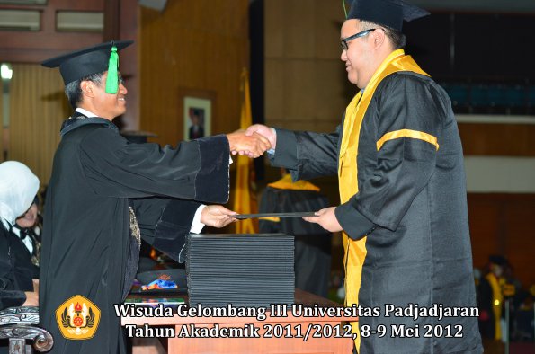 wisuda-unpad-gel-iii-2011_2012-fakultas-kedokteran-oleh-dekan-252