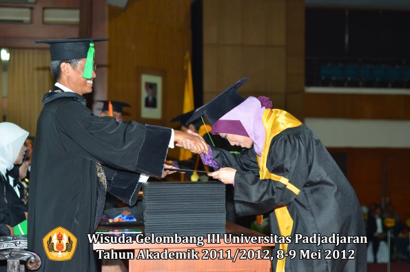 wisuda-unpad-gel-iii-2011_2012-fakultas-kedokteran-oleh-dekan-254