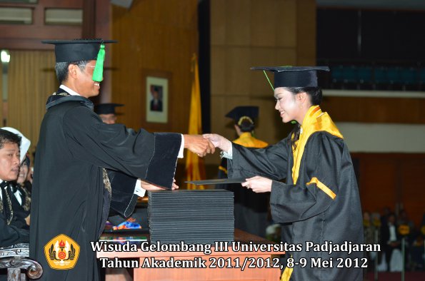 wisuda-unpad-gel-iii-2011_2012-fakultas-kedokteran-oleh-dekan-256