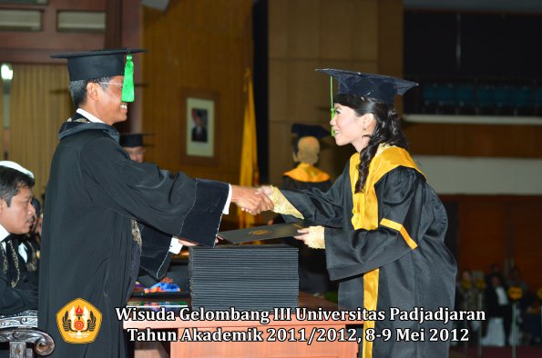 wisuda-unpad-gel-iii-2011_2012-fakultas-kedokteran-oleh-dekan-258