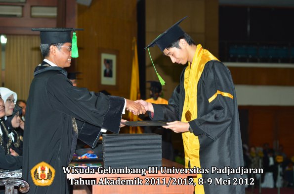 wisuda-unpad-gel-iii-2011_2012-fakultas-kedokteran-oleh-dekan-259