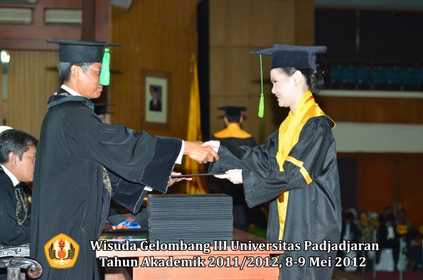 wisuda-unpad-gel-iii-2011_2012-fakultas-kedokteran-oleh-dekan-260