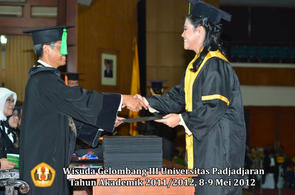 wisuda-unpad-gel-iii-2011_2012-fakultas-kedokteran-oleh-dekan-261