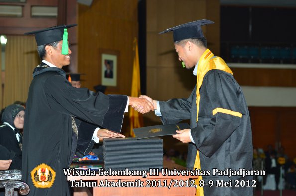 wisuda-unpad-gel-iii-2011_2012-fakultas-kedokteran-oleh-dekan-262