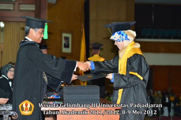 wisuda-unpad-gel-iii-2011_2012-fakultas-kedokteran-oleh-dekan-264