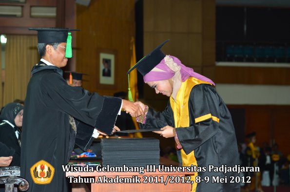 wisuda-unpad-gel-iii-2011_2012-fakultas-kedokteran-oleh-dekan-266