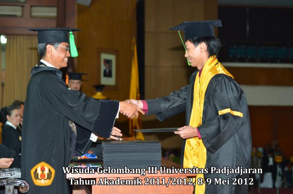 wisuda-unpad-gel-iii-2011_2012-fakultas-kedokteran-oleh-dekan-268