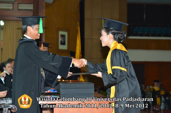 wisuda-unpad-gel-iii-2011_2012-fakultas-kedokteran-oleh-dekan-269