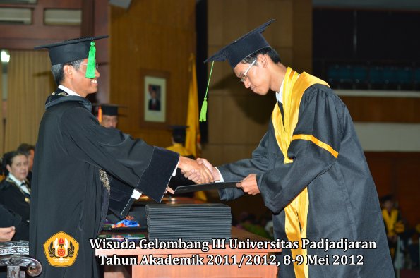 wisuda-unpad-gel-iii-2011_2012-fakultas-kedokteran-oleh-dekan-270