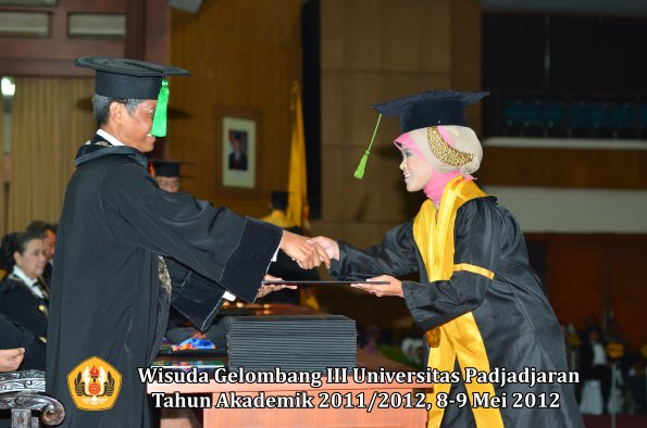 wisuda-unpad-gel-iii-2011_2012-fakultas-kedokteran-oleh-dekan-271