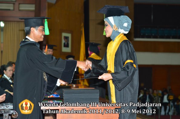 wisuda-unpad-gel-iii-2011_2012-fakultas-kedokteran-oleh-dekan-273