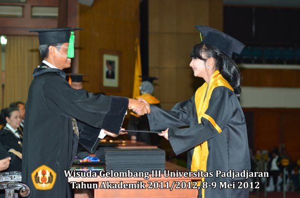 wisuda-unpad-gel-iii-2011_2012-fakultas-kedokteran-oleh-dekan-274