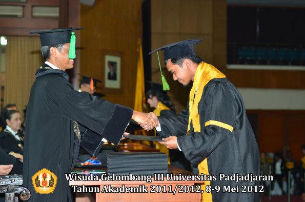 wisuda-unpad-gel-iii-2011_2012-fakultas-kedokteran-oleh-dekan-275