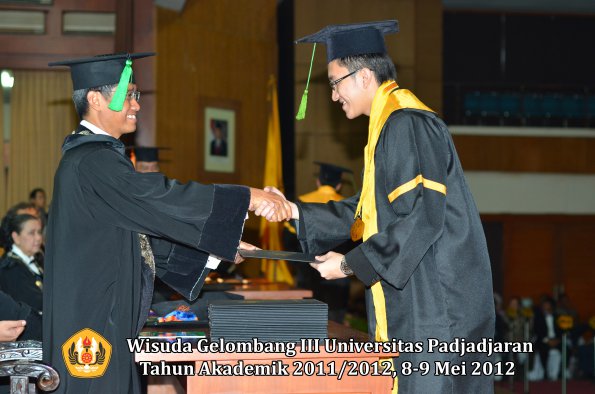 wisuda-unpad-gel-iii-2011_2012-fakultas-kedokteran-oleh-dekan-277