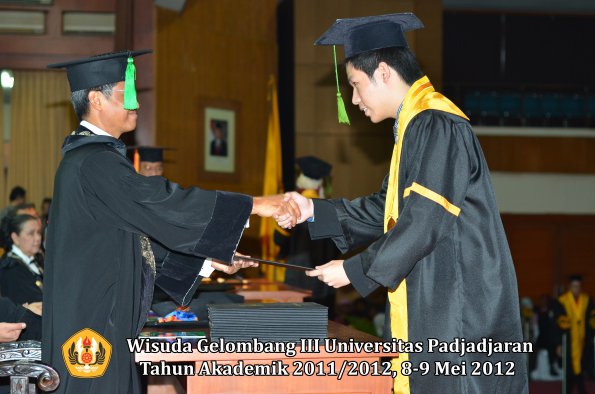 wisuda-unpad-gel-iii-2011_2012-fakultas-kedokteran-oleh-dekan-279