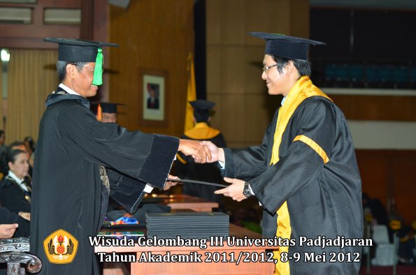 wisuda-unpad-gel-iii-2011_2012-fakultas-kedokteran-oleh-dekan-280