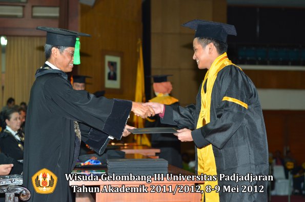 wisuda-unpad-gel-iii-2011_2012-fakultas-kedokteran-oleh-dekan-283