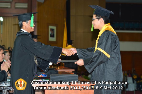 wisuda-unpad-gel-iii-2011_2012-fakultas-kedokteran-oleh-dekan-284